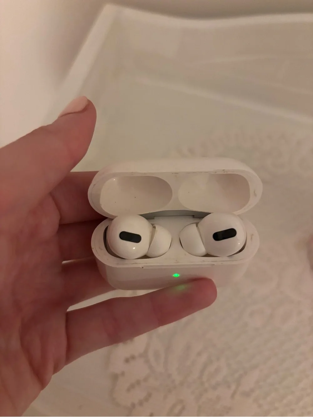 Apple AirPods Pro Wireless Charging Case - White with Green LED
